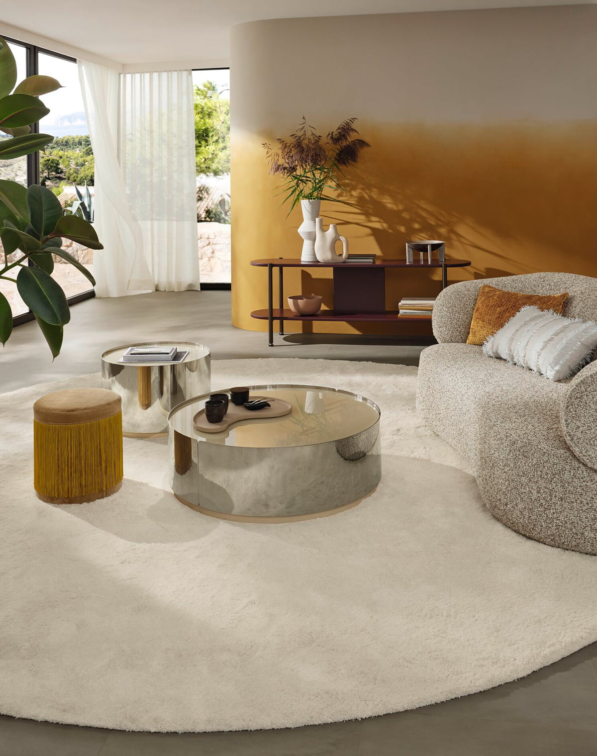 Beiger Teppich im modernen Wohnzimmer